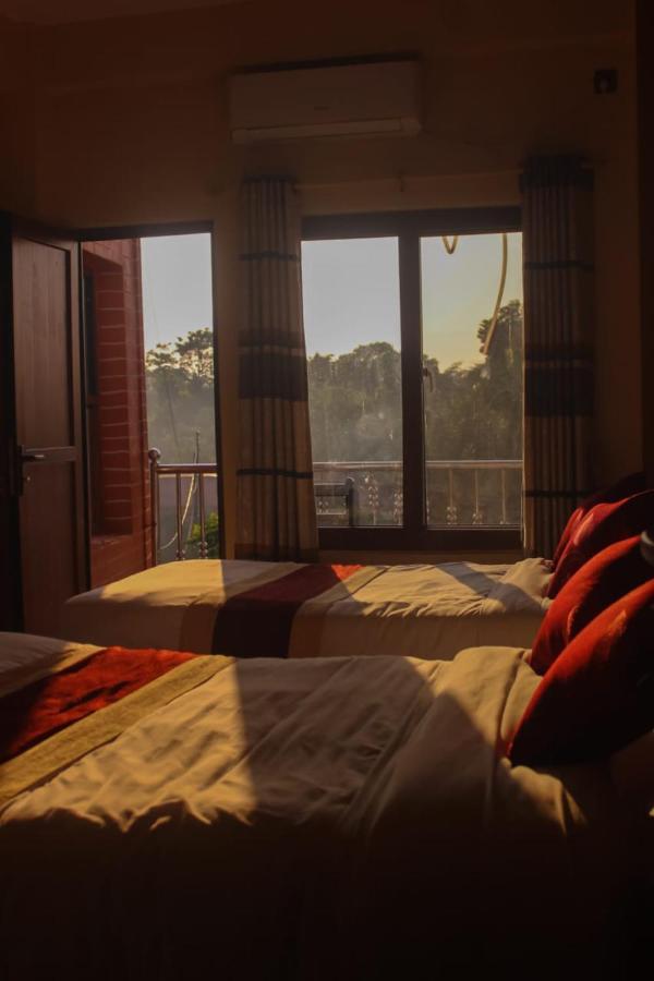 Hotel Flycatcher Chitwan- A Jungle Safari Home 사우라하 외부 사진