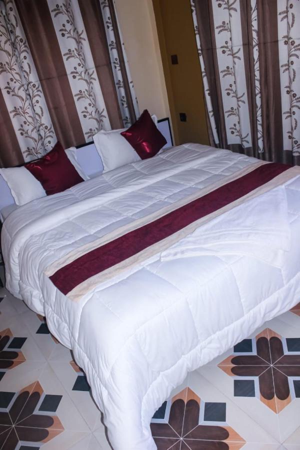 Hotel Flycatcher Chitwan- A Jungle Safari Home 사우라하 외부 사진