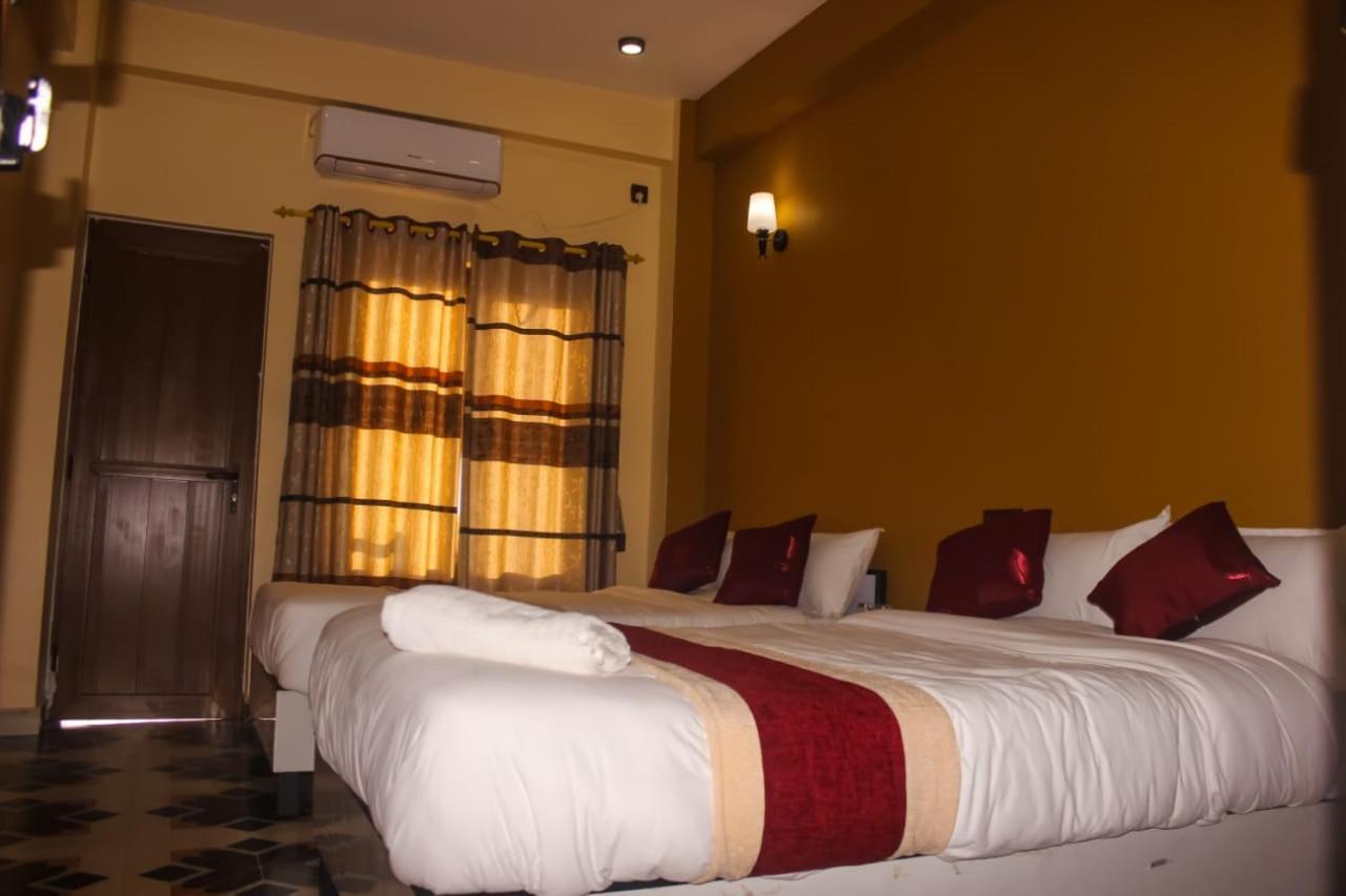 Hotel Flycatcher Chitwan- A Jungle Safari Home 사우라하 외부 사진