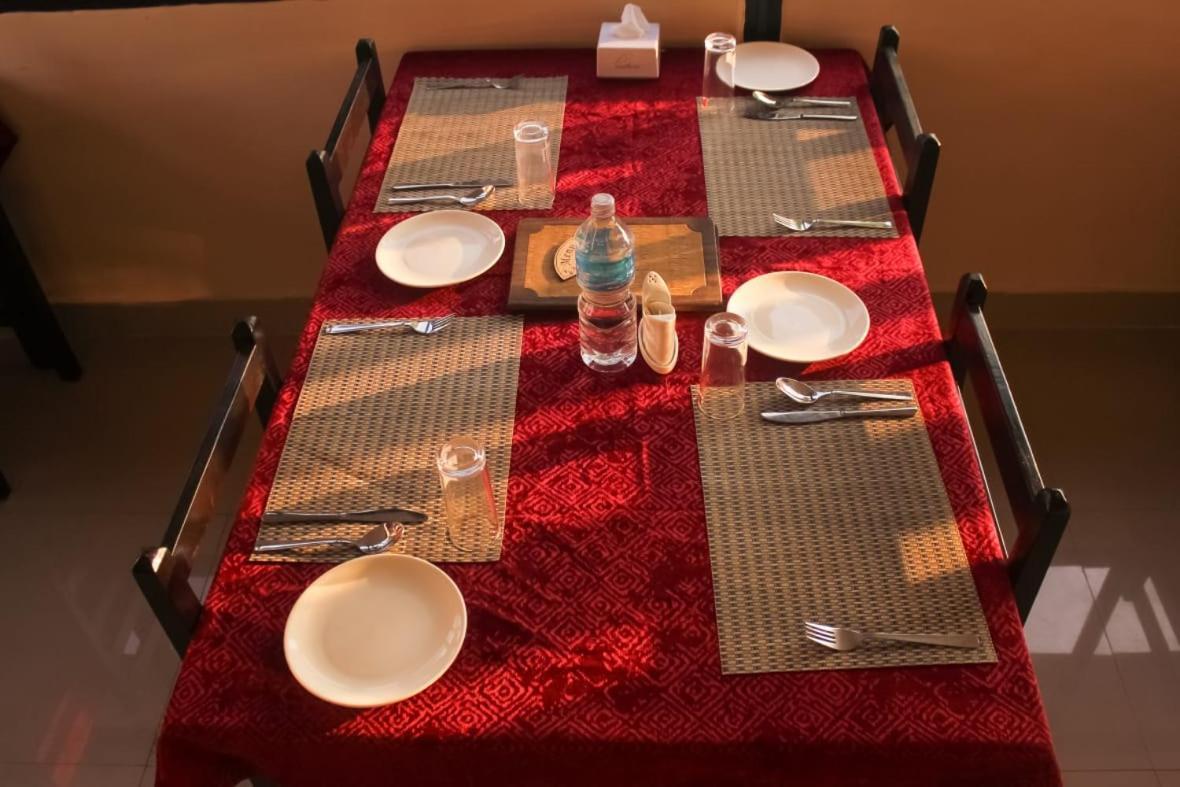 Hotel Flycatcher Chitwan- A Jungle Safari Home 사우라하 외부 사진