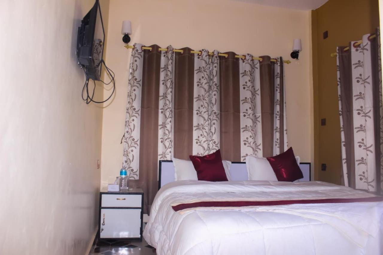 Hotel Flycatcher Chitwan- A Jungle Safari Home 사우라하 외부 사진