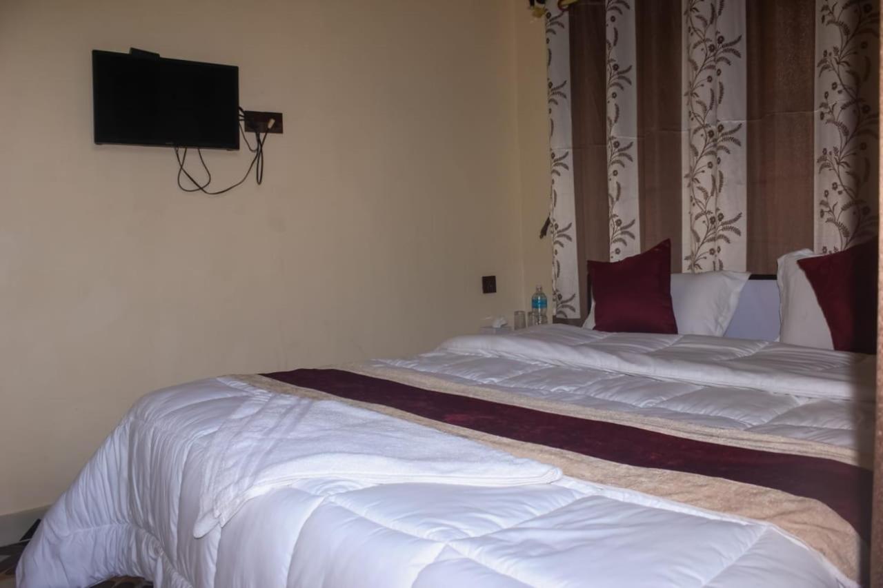 Hotel Flycatcher Chitwan- A Jungle Safari Home 사우라하 외부 사진
