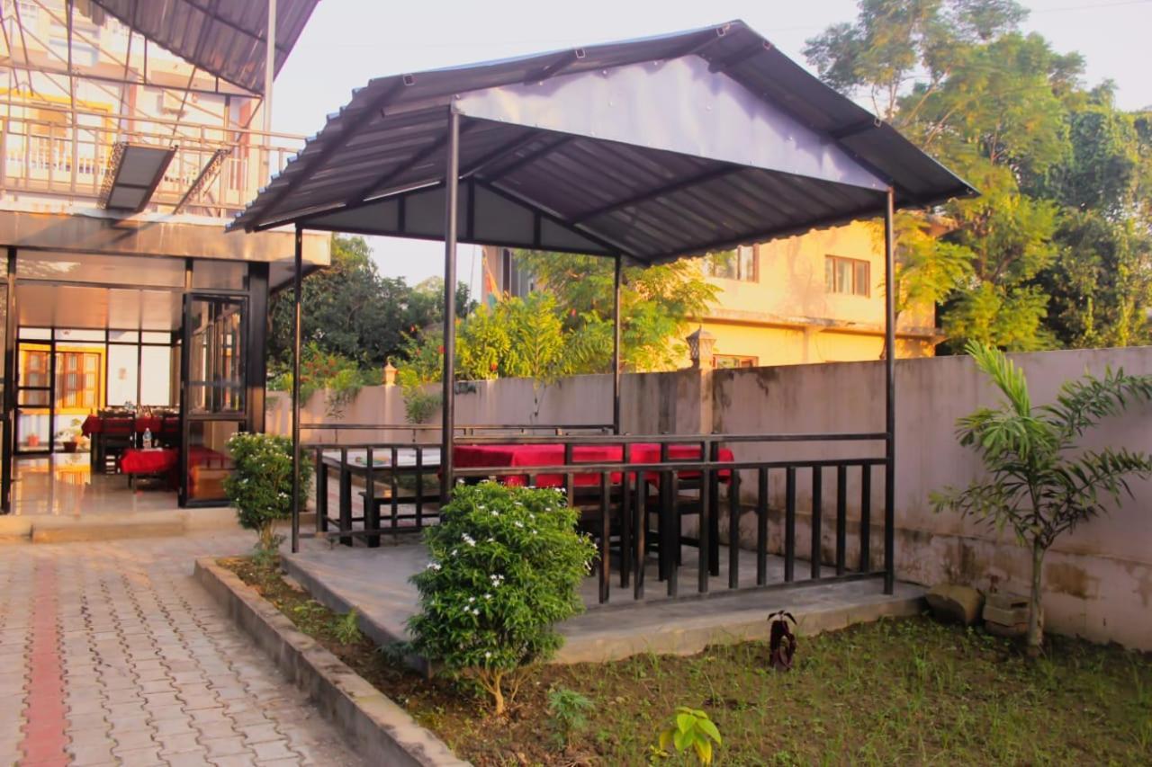 Hotel Flycatcher Chitwan- A Jungle Safari Home 사우라하 외부 사진