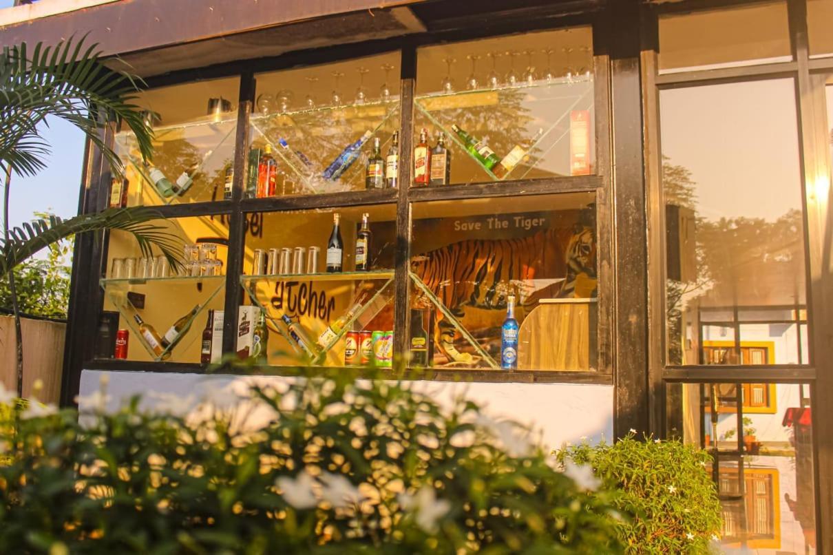 Hotel Flycatcher Chitwan- A Jungle Safari Home 사우라하 외부 사진