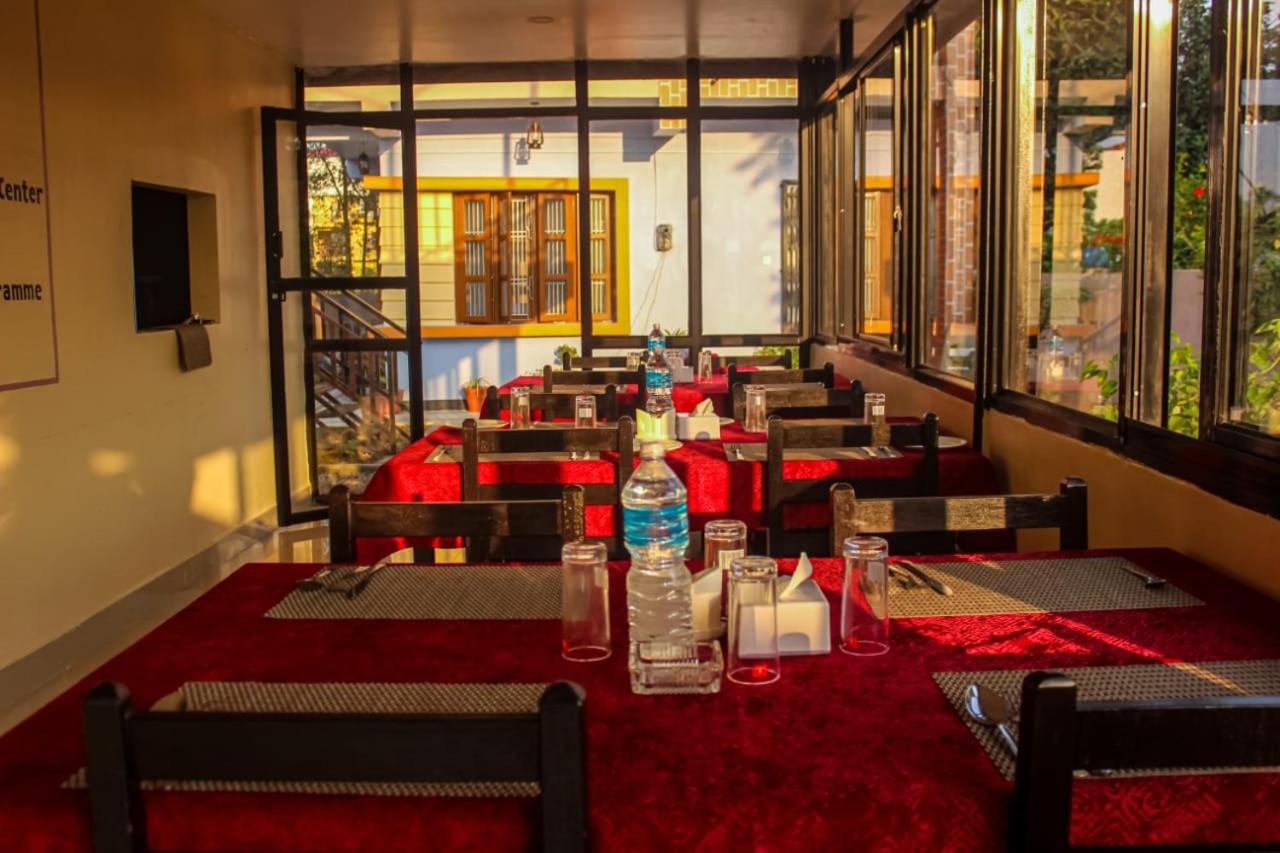 Hotel Flycatcher Chitwan- A Jungle Safari Home 사우라하 외부 사진