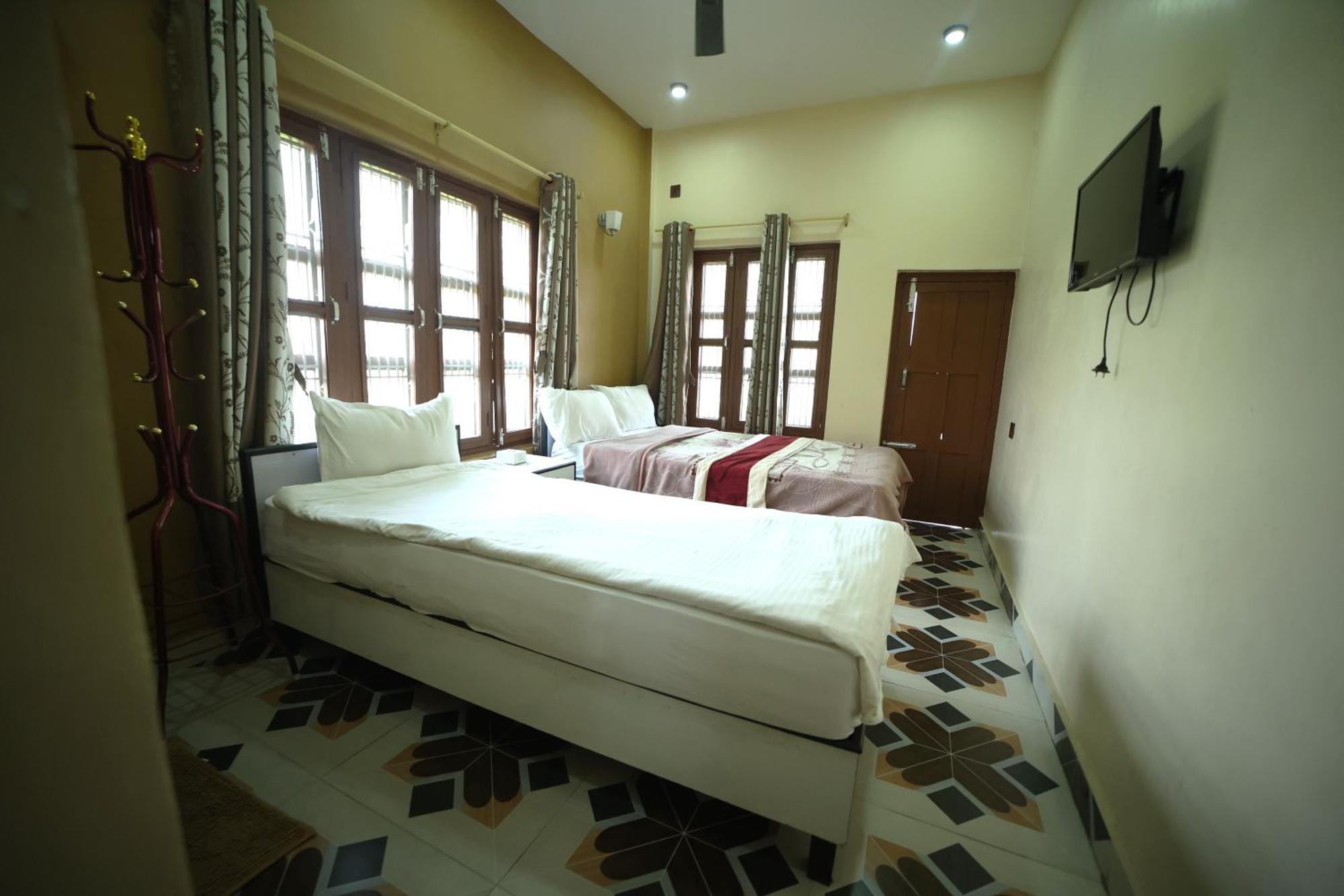 Hotel Flycatcher Chitwan- A Jungle Safari Home 사우라하 외부 사진