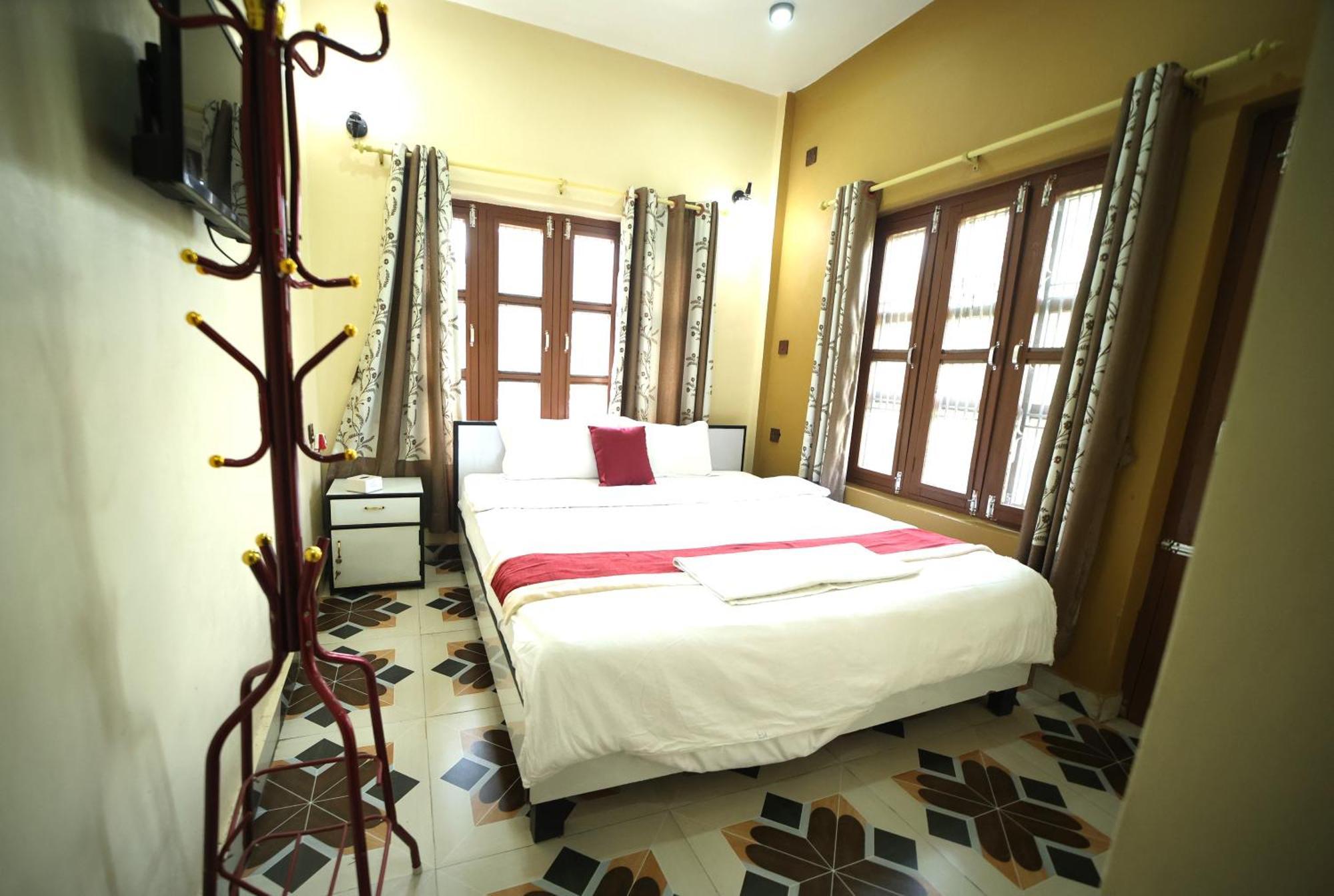 Hotel Flycatcher Chitwan- A Jungle Safari Home 사우라하 외부 사진