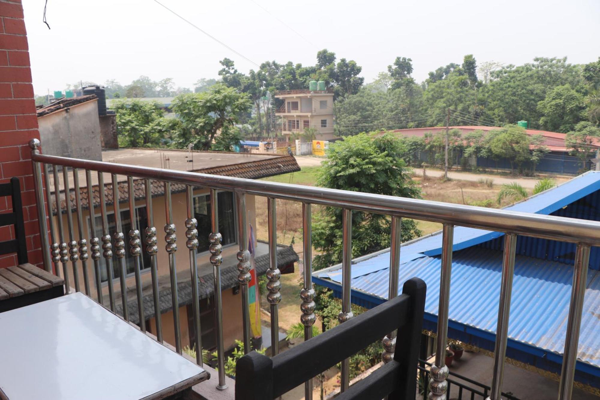Hotel Flycatcher Chitwan- A Jungle Safari Home 사우라하 외부 사진