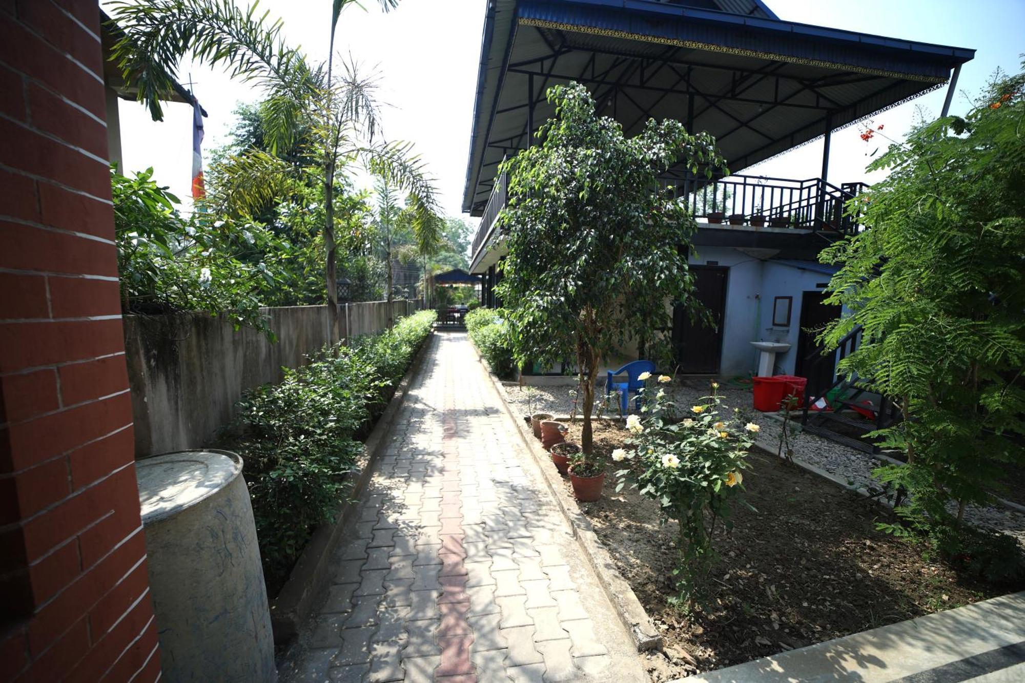 Hotel Flycatcher Chitwan- A Jungle Safari Home 사우라하 외부 사진