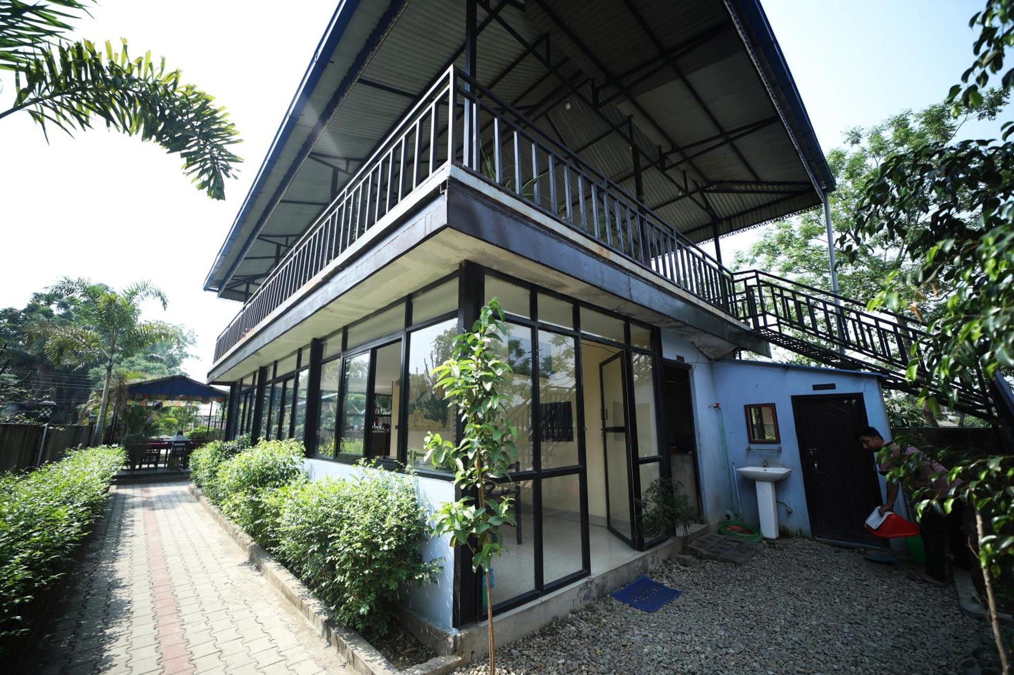 Hotel Flycatcher Chitwan- A Jungle Safari Home 사우라하 외부 사진