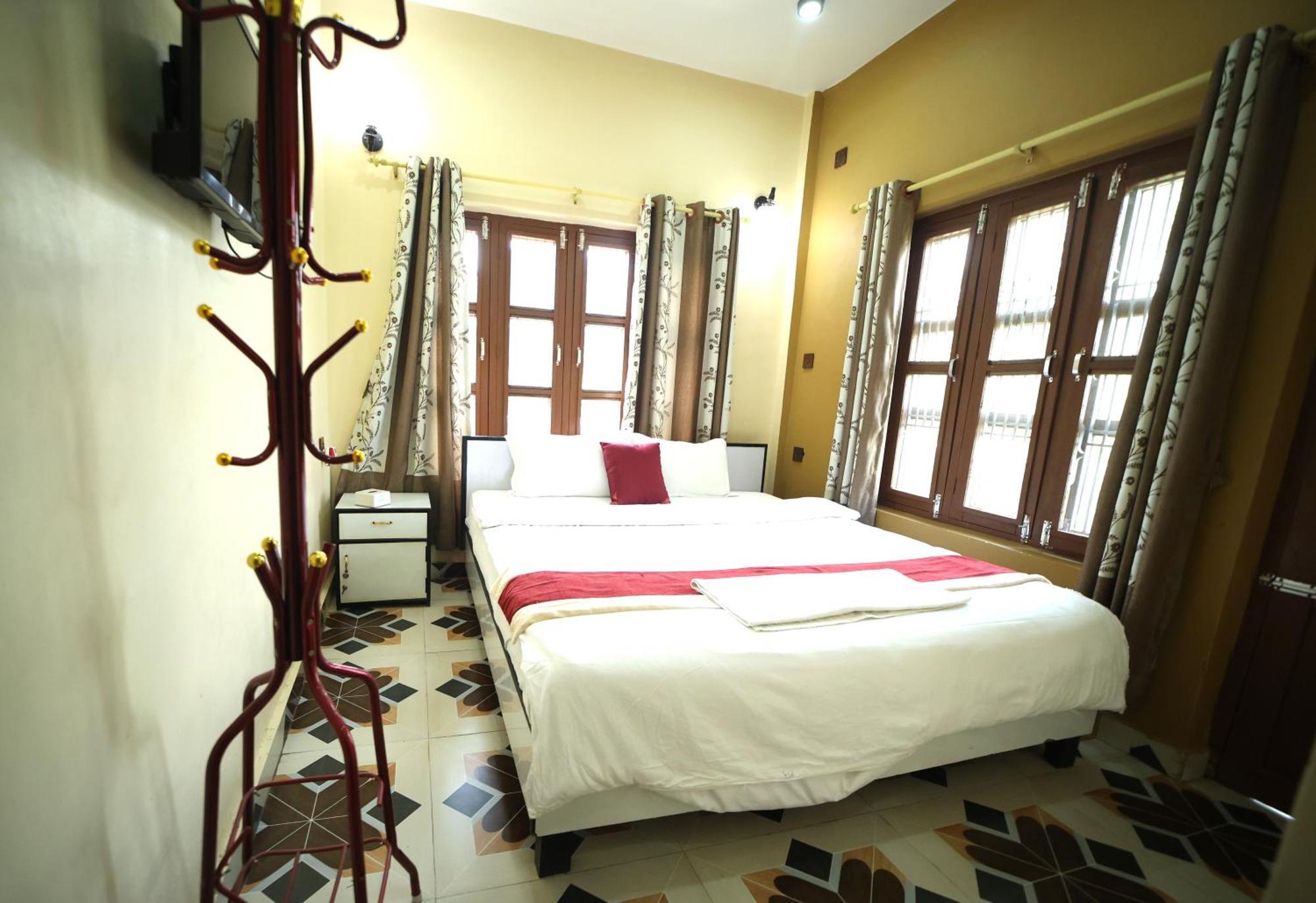 Hotel Flycatcher Chitwan- A Jungle Safari Home 사우라하 외부 사진