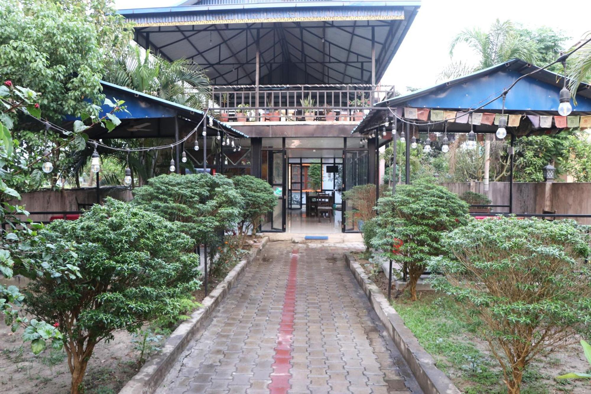 Hotel Flycatcher Chitwan- A Jungle Safari Home 사우라하 외부 사진