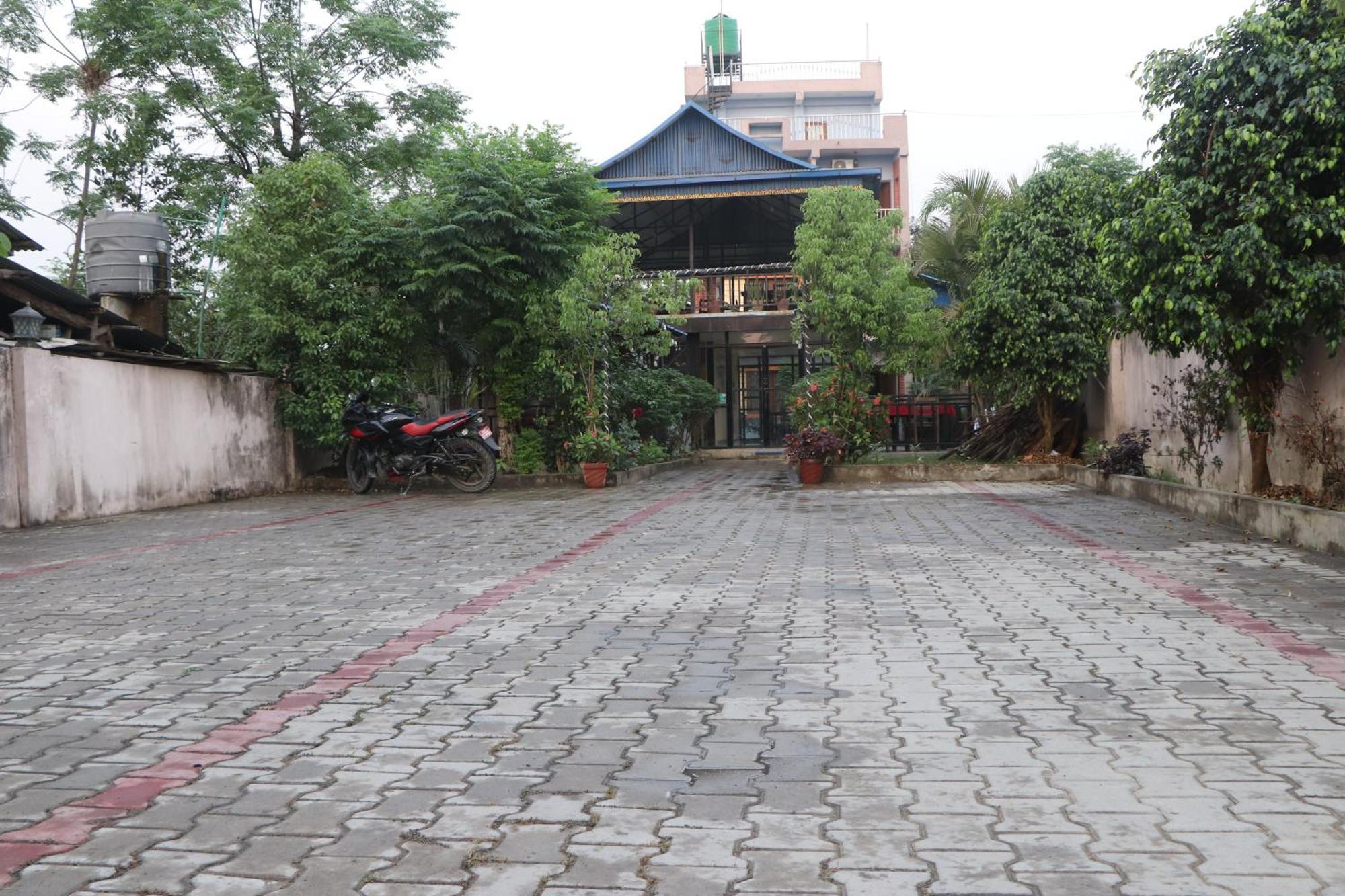 Hotel Flycatcher Chitwan- A Jungle Safari Home 사우라하 외부 사진