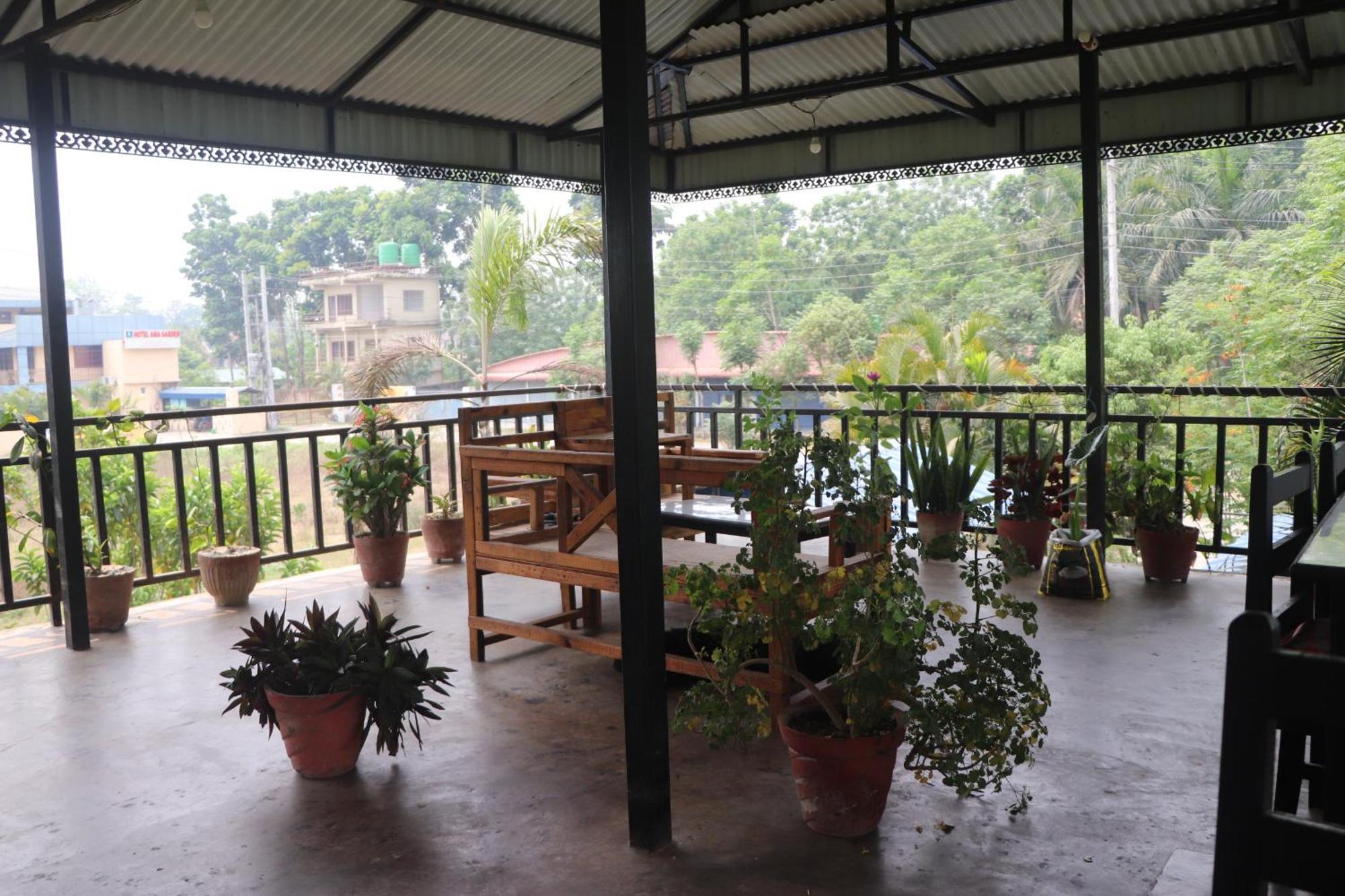 Hotel Flycatcher Chitwan- A Jungle Safari Home 사우라하 외부 사진