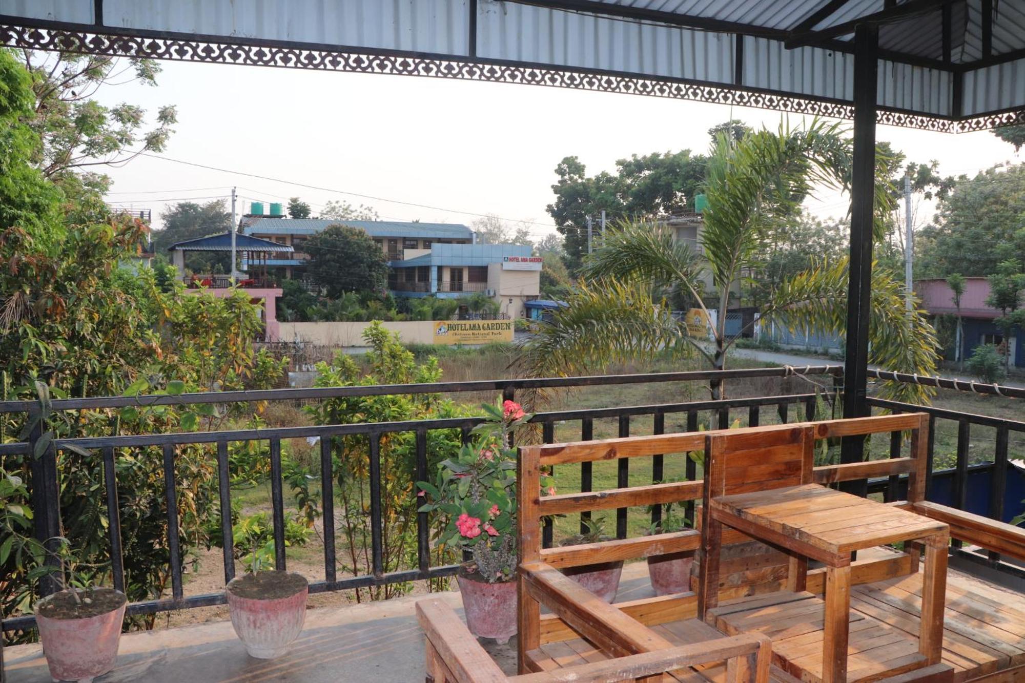 Hotel Flycatcher Chitwan- A Jungle Safari Home 사우라하 외부 사진