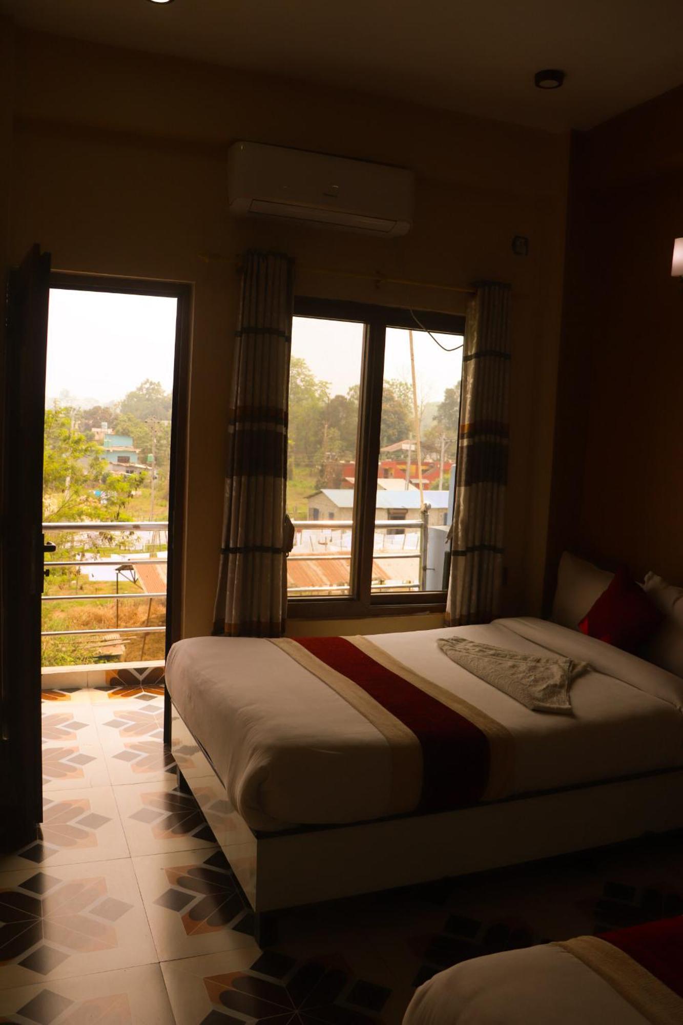 Hotel Flycatcher Chitwan- A Jungle Safari Home 사우라하 외부 사진