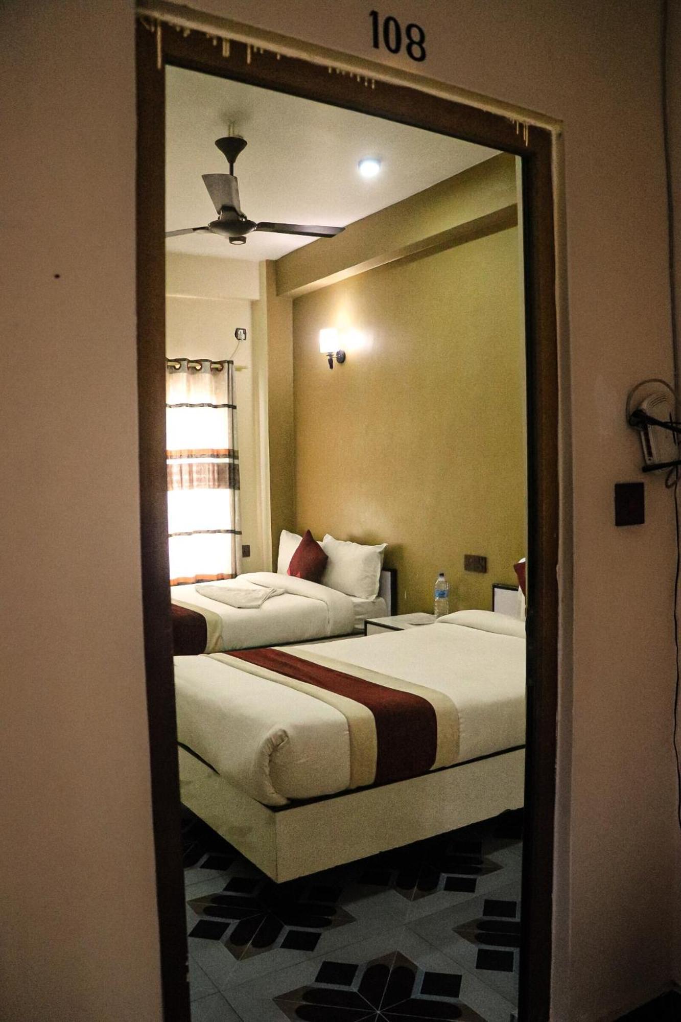 Hotel Flycatcher Chitwan- A Jungle Safari Home 사우라하 외부 사진