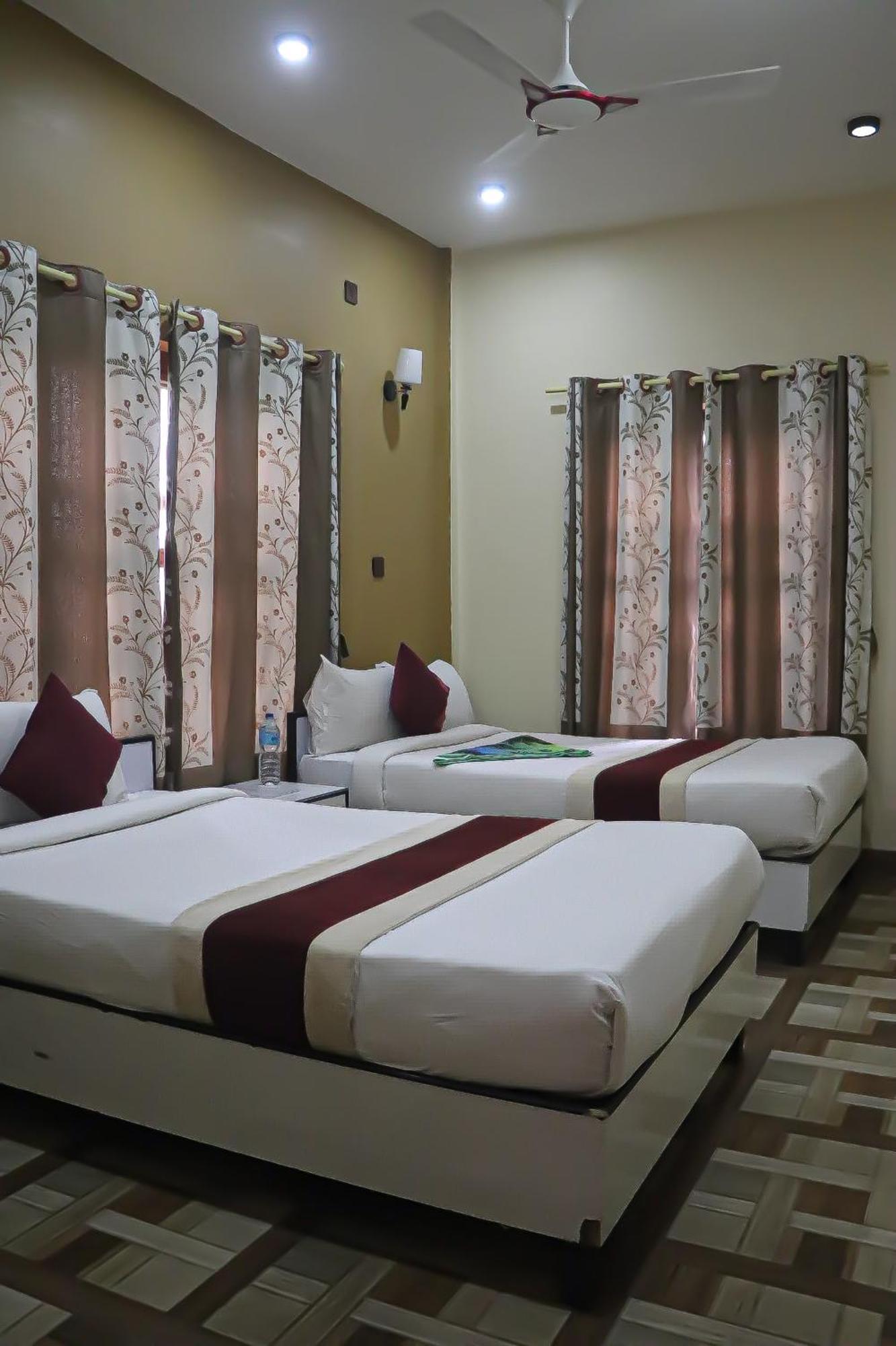 Hotel Flycatcher Chitwan- A Jungle Safari Home 사우라하 외부 사진
